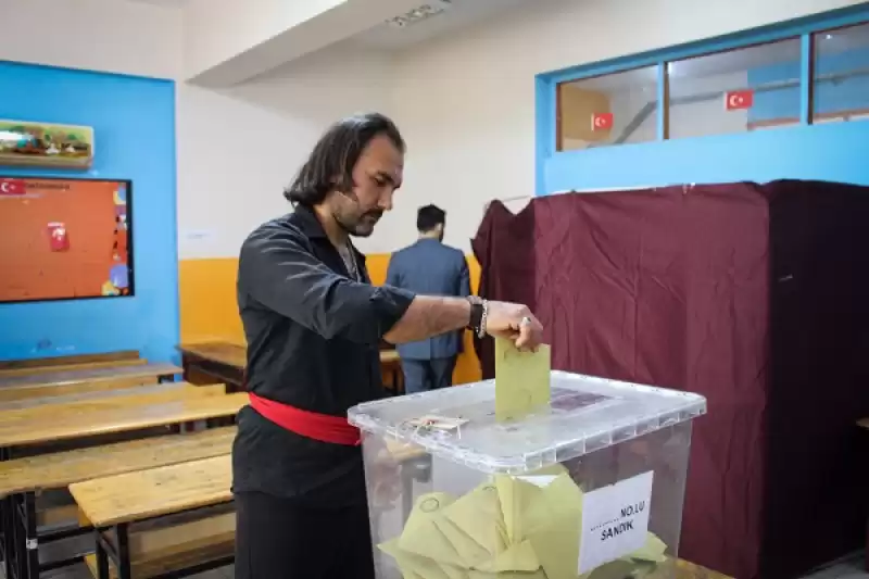 Hatay'da Bir Seçmen Oy Kullanmaya Atla Geldi