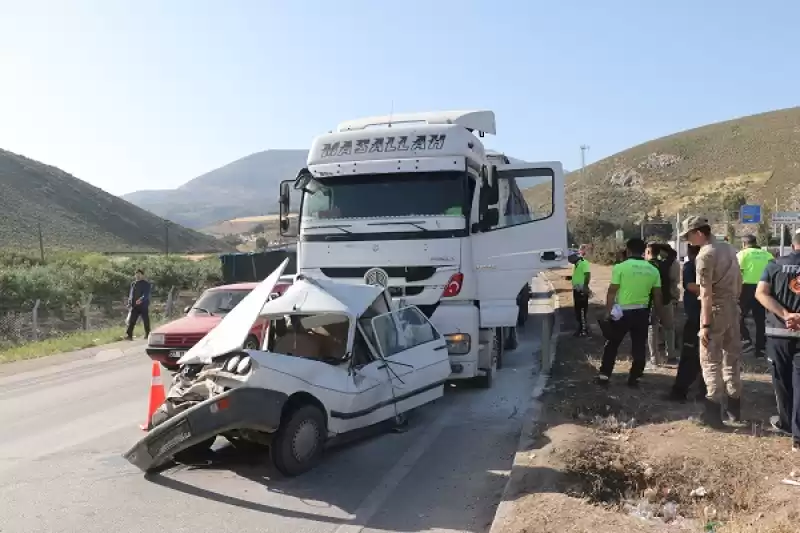 Hatay'da Tırın Trafik ışıklarında Bekleyen Araçlara çarptığı Kazada 1 Kişi Yaralandı