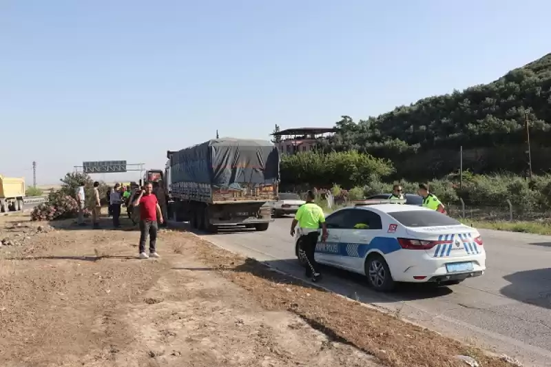 Hatay'da Tırın Trafik ışıklarında Bekleyen Araçlara çarptığı Kazada 1 Kişi Yaralandı