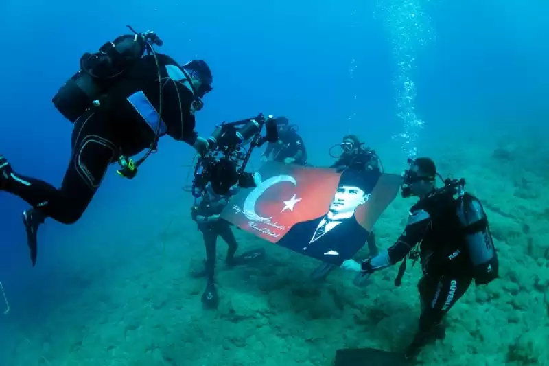 Hatay'da 19 Mayıs Coşkusu Su Altına Taşındı 