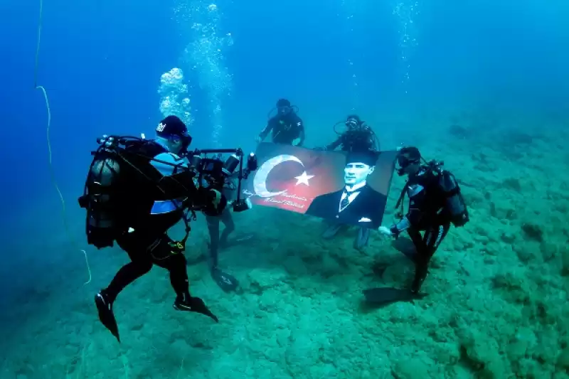 Hatay'da 19 Mayıs Coşkusu Su Altına Taşındı 