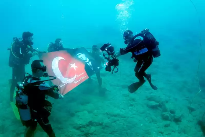 Hatay'da 19 Mayıs Coşkusu Su Altına Taşındı 