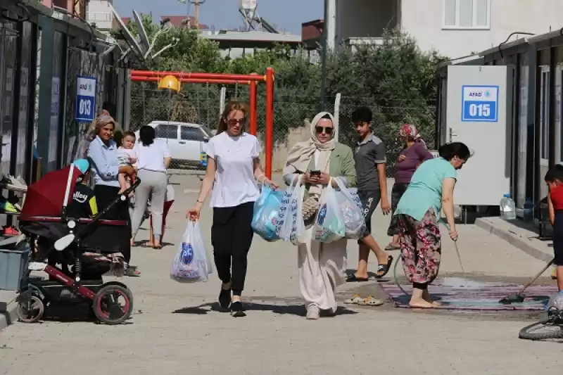 Ünlü Sanatçı Ve Sporcular Depremzedelere Destek Için Afet Bölgesinde