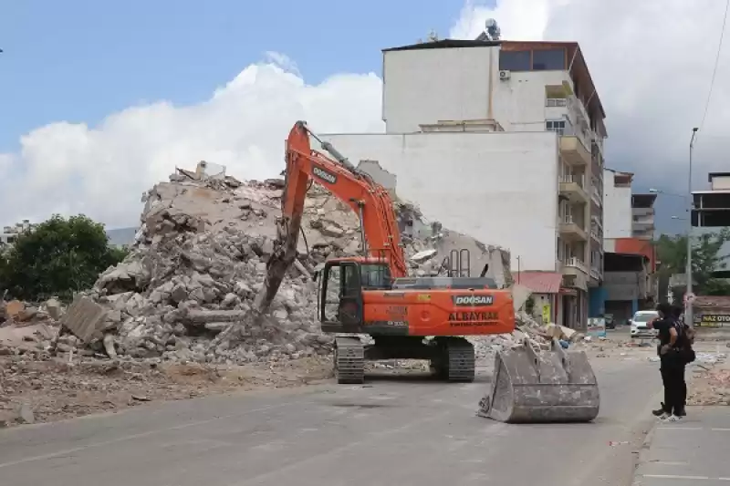 Hatay'da Ağır Hasarlı 4 Katlı Bina çöktü