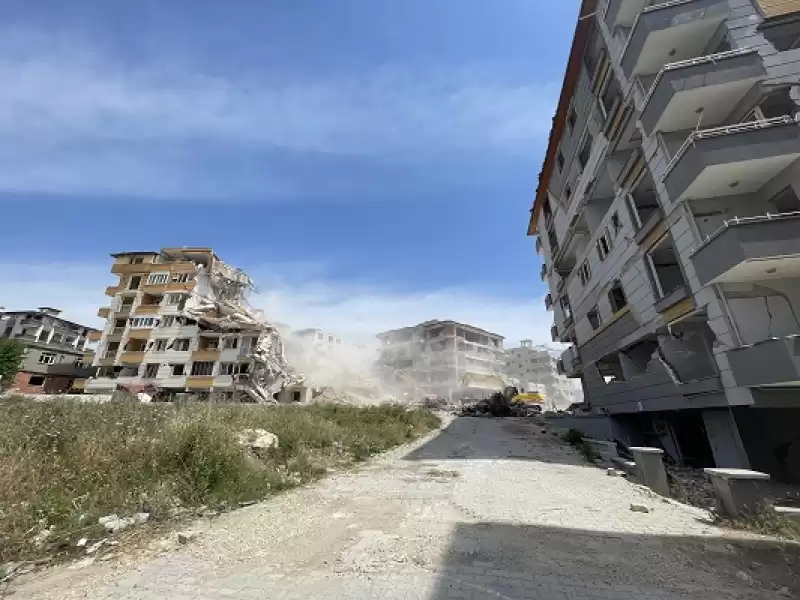 Depremlerden Etkilenen Hatay'da Ağır Hasarlı Binaların Yıkımı Sürüyor