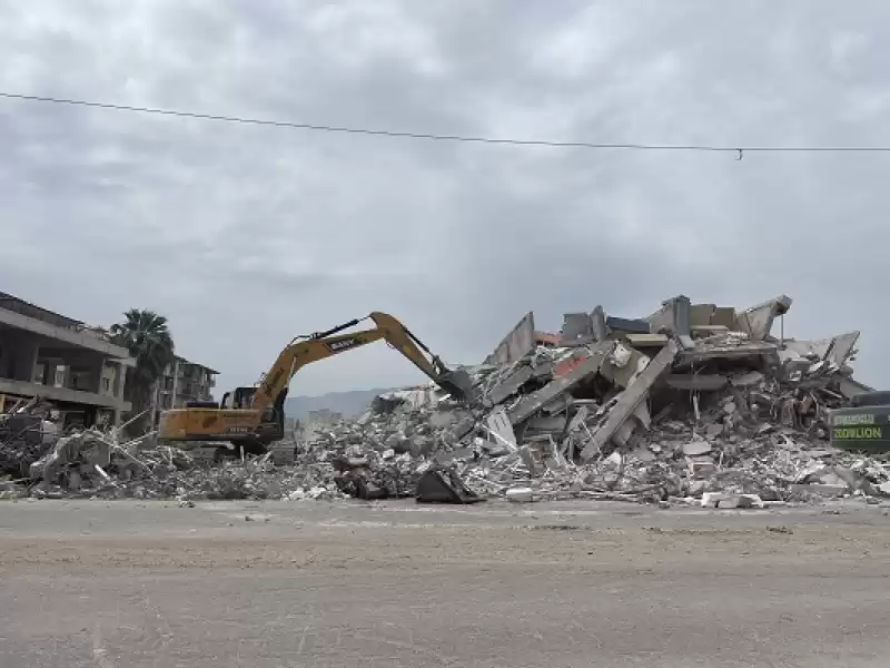 Hatay'da Ağır Hasarlı Binaların Yıkımı Sürdü