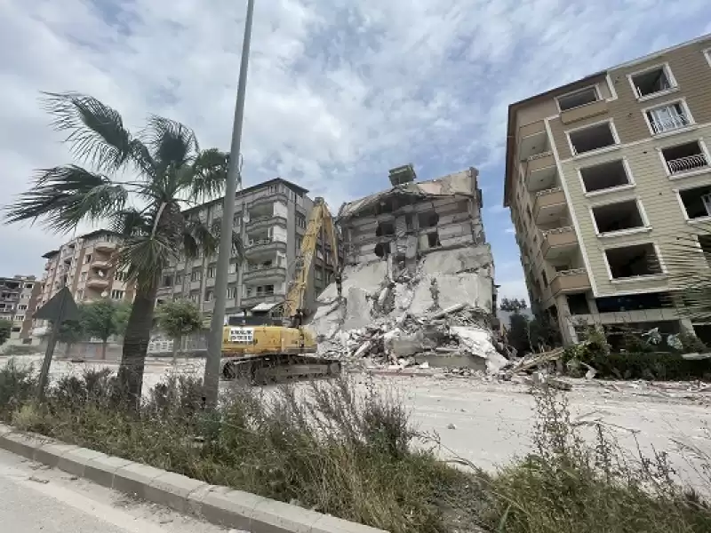 Hatay'da Ağır Hasarlı Binaların Yıkımı Sürdü