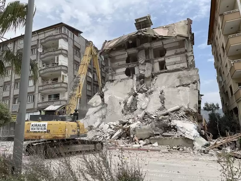 Hatay'da Ağır Hasarlı Binaların Yıkımı Sürdü