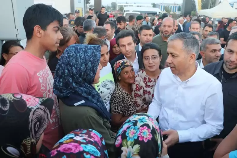 İçişleri Bakanı Ali Yerlikaya, Hatay'da Depremzedelerle Bir Araya Geldi