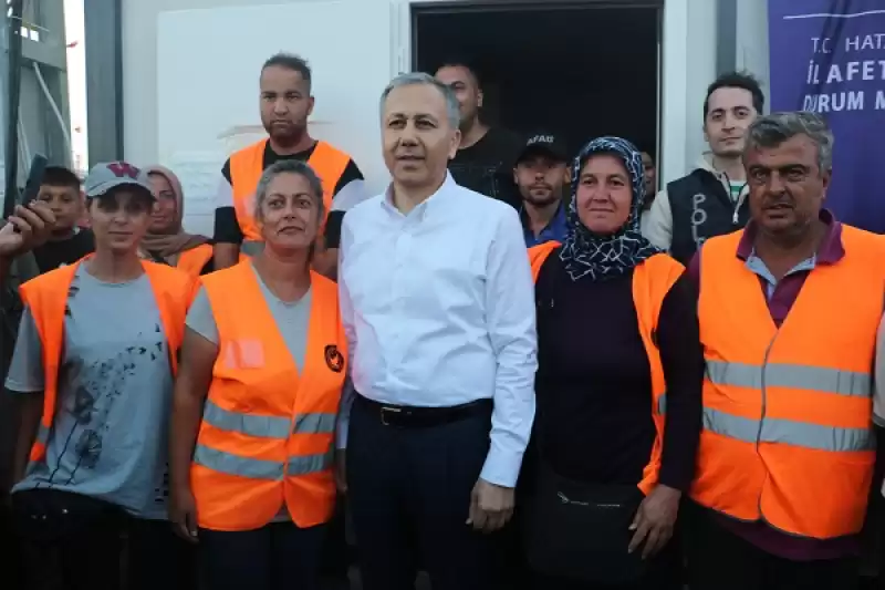 İçişleri Bakanı Ali Yerlikaya, Hatay'da Depremzedelerle Bir Araya Geldi