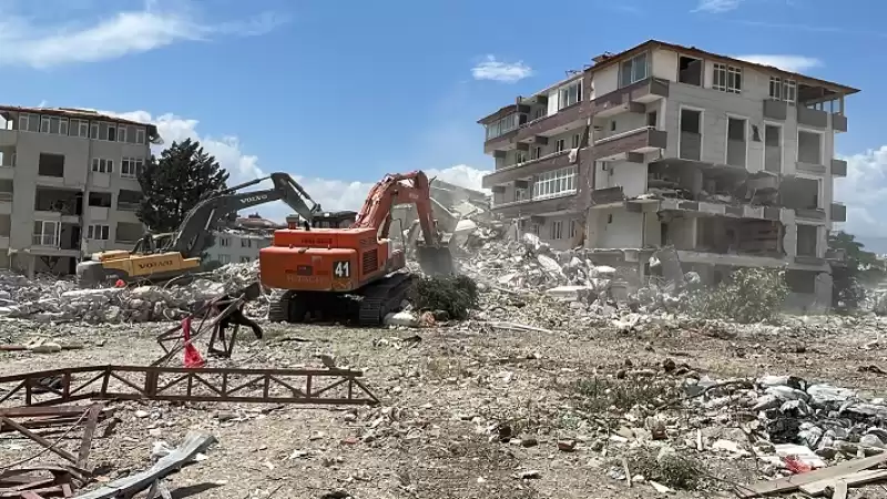 Depremlerden Etkilenen Hatay'da Ağır Hasarlı Binaların Yıkımı Sürüyor