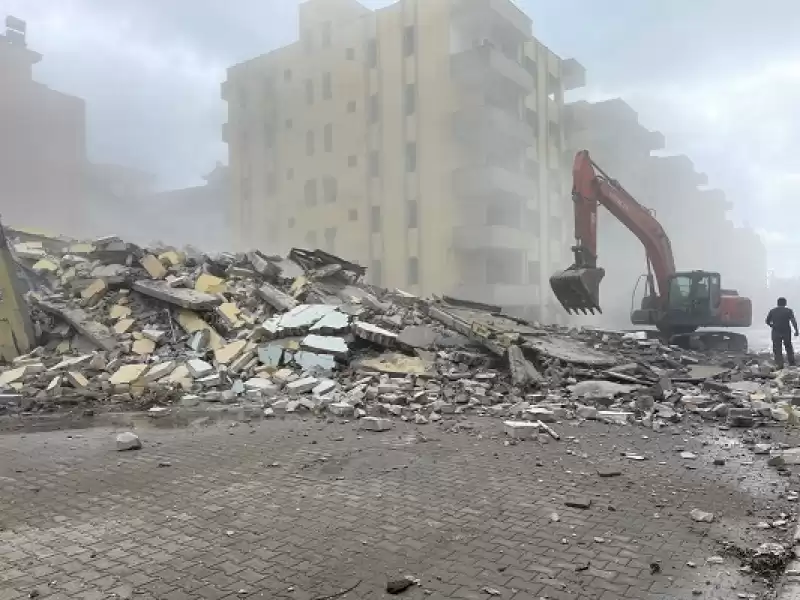 Dörtyol'da Ağır Hasarlı Binaların Yıkımına Devam Ediliyor 