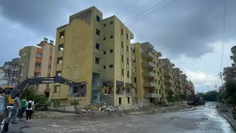 Dörtyol'da Ağır Hasarlı Binaların Yıkımına Devam Ediliyor 