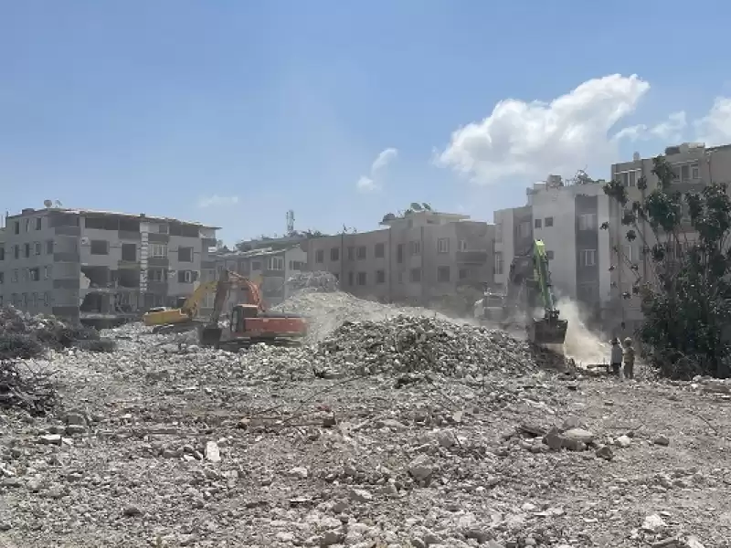 Hatay'da Ağır Hasarlı Binaların Yıkımına Devam Ediliyor