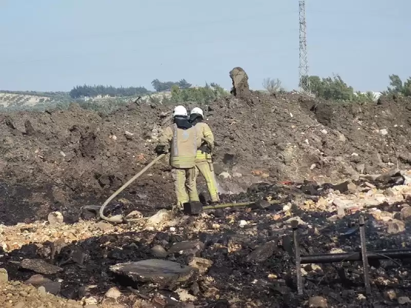 Hatay'da Açık Alandaki Atık Malzeme Yangını Söndürüldü