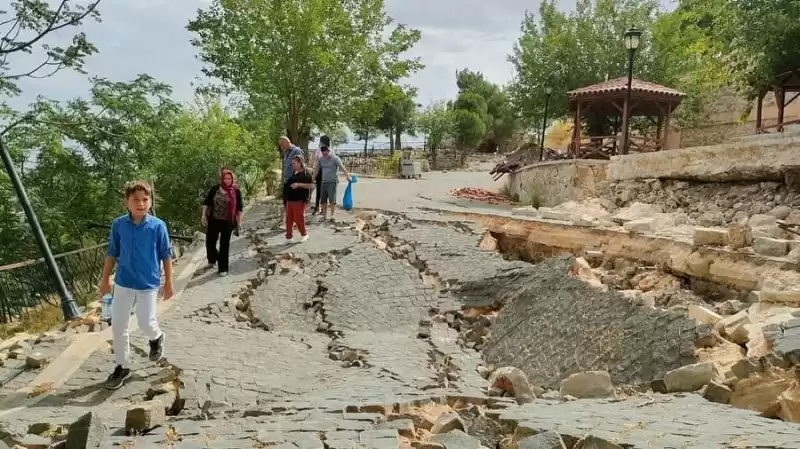 Bayezid-i Bestami Türbesi Enkazların Arasında Ziyaret Ediliyor