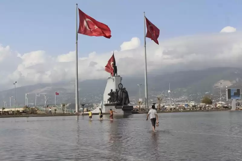 İskenderun'da Lodos Hayatı Olumsuz Etkiledi