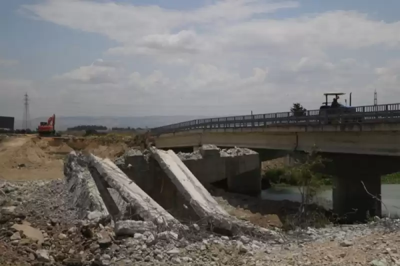 Hatay'da Yıkılan Ve Kırılan Yollar Onarılıyor