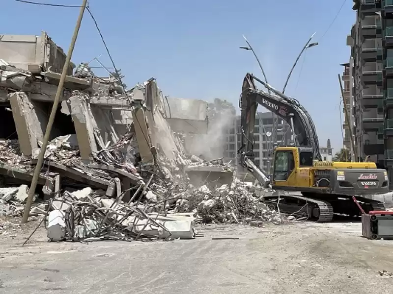  Hatay'da Ağır Hasarlı Binaların Yıkımına Devam Ediliyor