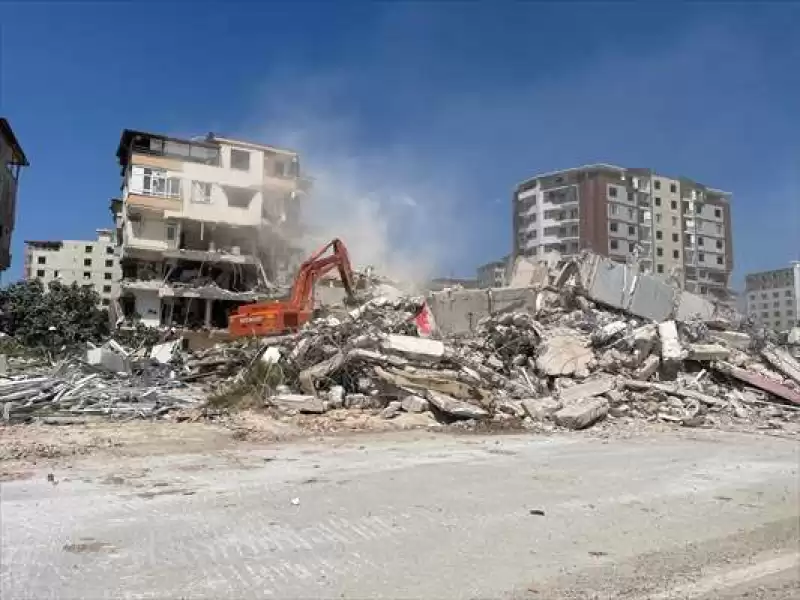 Hatay'da Ağır Hasarlı Binaların Yıkımı Sürüyor