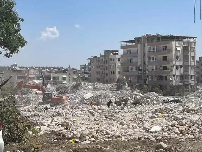 Hatay'da Ağır Hasarlı Binaların Yıkımı Sürüyor