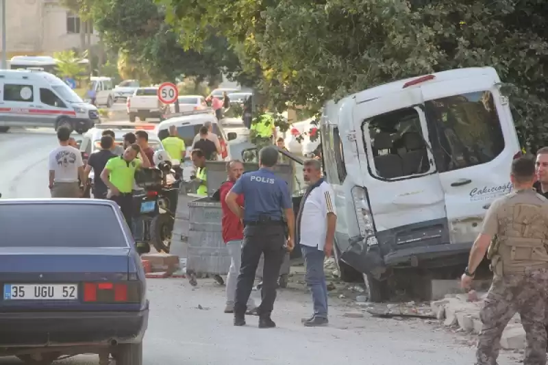 Hatay'da Freni Arızalanan Kamyonun çarptığı Minibüsteki 3 Asker Yaralandı