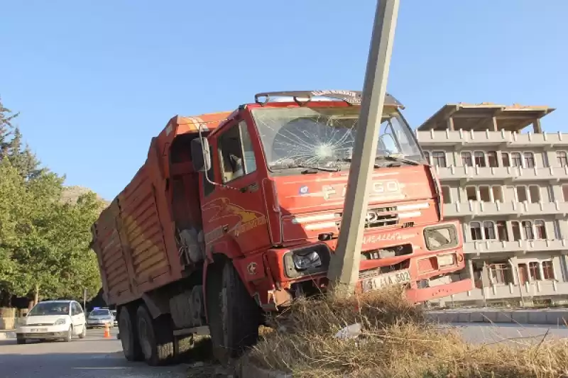 Hatay'da Freni Arızalanan Kamyonun çarptığı Minibüsteki 3 Asker Yaralandı