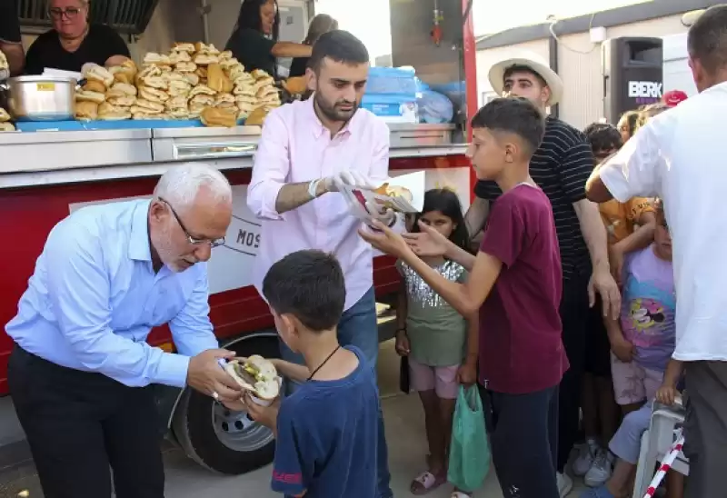 Şef Burak Özdemir İskenderun'da Depremzedelerle Buluştu