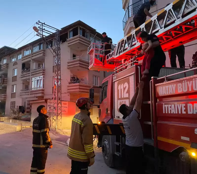 Hatay'da 5 Katlı Binada çıkan Yangında Mahsur Kalan 25 Kişi Kurtarıldı