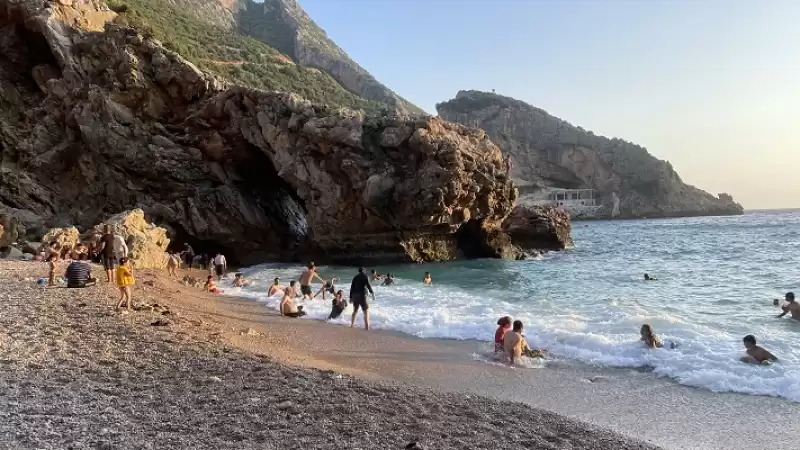 Hatay'daki Karamağara Koyu, Yaz Mevsimiyle Hareketlendi