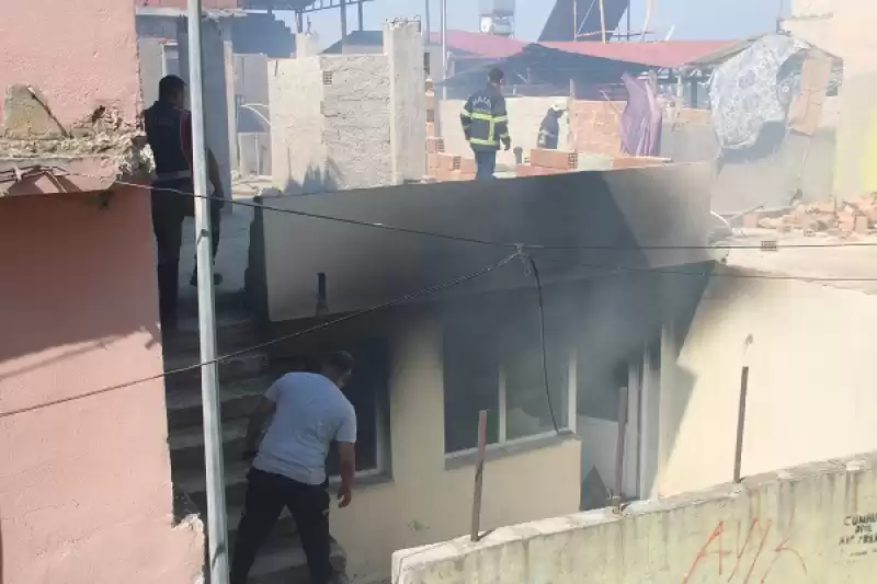 Hatay'da Enkaz Arasındaki Bir Evde çıkan Yangın Söndürüldü