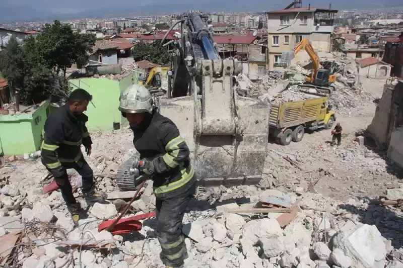 Hatay'da Enkaz Arasındaki Bir Evde çıkan Yangın Söndürüldü