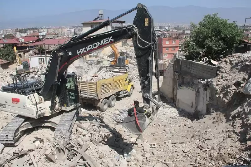 Hatay'da Enkaz Arasındaki Bir Evde çıkan Yangın Söndürüldü