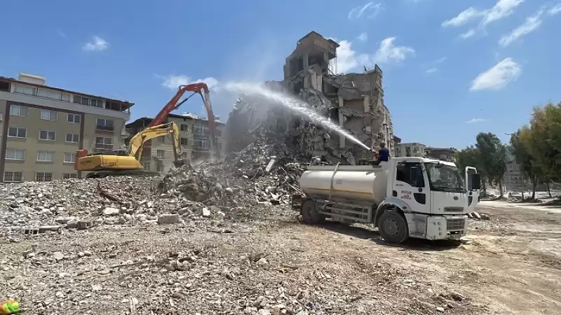 Hatay'da Ağır Hasarlı Binaların Yıkımı Sürüyor