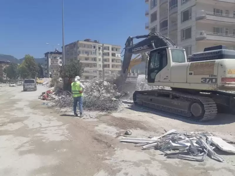 Molozlar Caddelerde Ayrıştırılıyor Alt Yapılar Zarar Görüyor