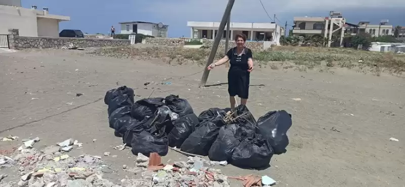 Sahilde Unutulan çöp Poşetleri Kaldırıldı