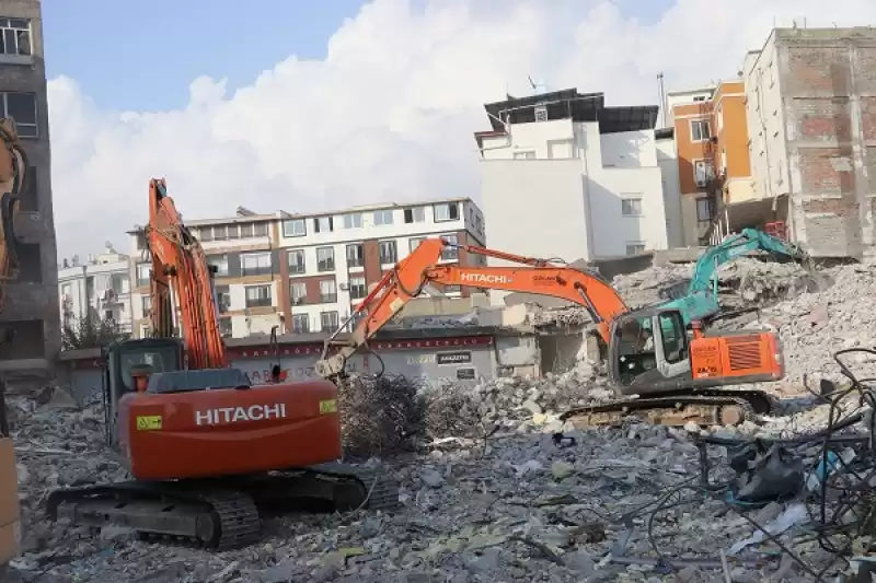 Hatay'da Ağır Hasarlı Binaların Yıkımı Sürüyor