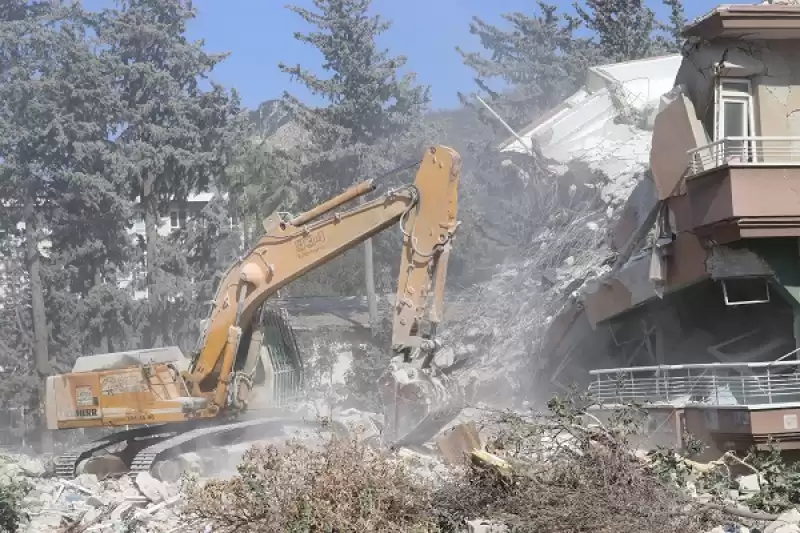 Hatay'da Ağır Hasarlı Binaların Yıkımı Sürüyor