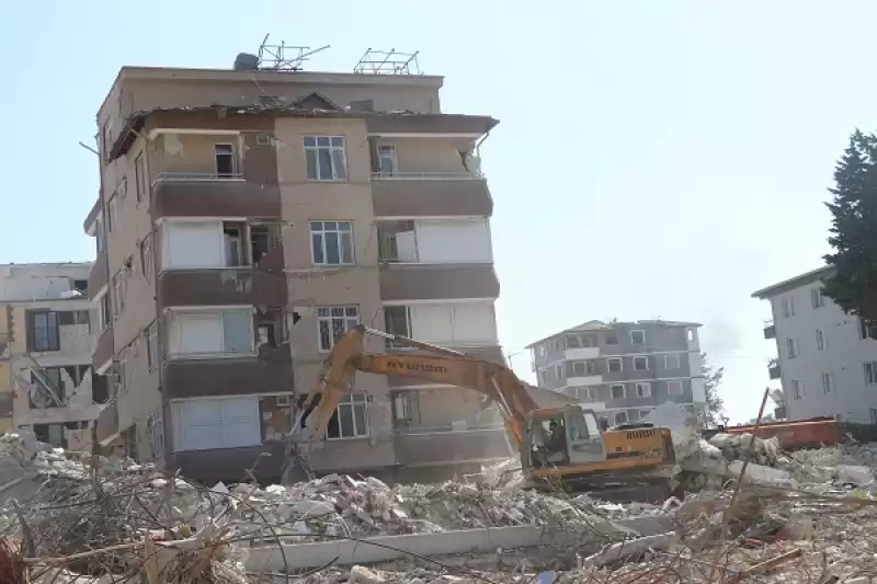 Hatay'da Ağır Hasarlı Binaların Yıkımı Sürüyor