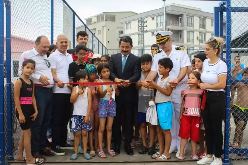 İskenderun'da Depremzede çocuklar Konteyner Kentteki Havuzda Yüzme öğreniyor