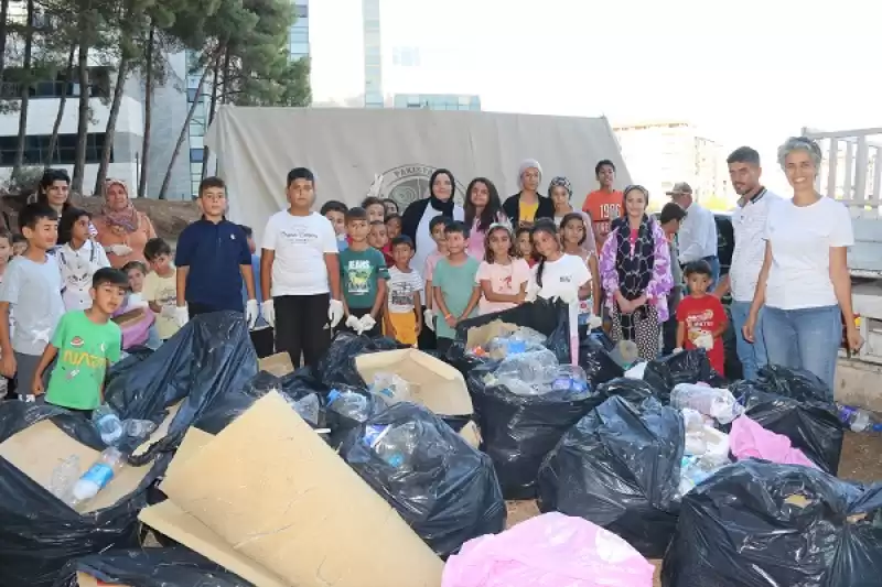 Hatay'da çocuklar Ve Gönüllüler çevre Temizliği Yaptı