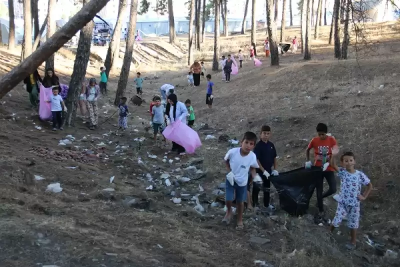 Hatay'da çocuklar Ve Gönüllüler çevre Temizliği Yaptı