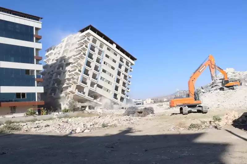 Hatay'da Ağır Hasarlı 9 Katlı Bina Kontrollü şekilde Yıkıldı 