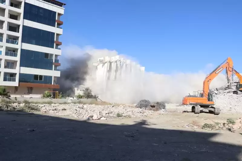 Hatay'da Ağır Hasarlı 9 Katlı Bina Kontrollü şekilde Yıkıldı 