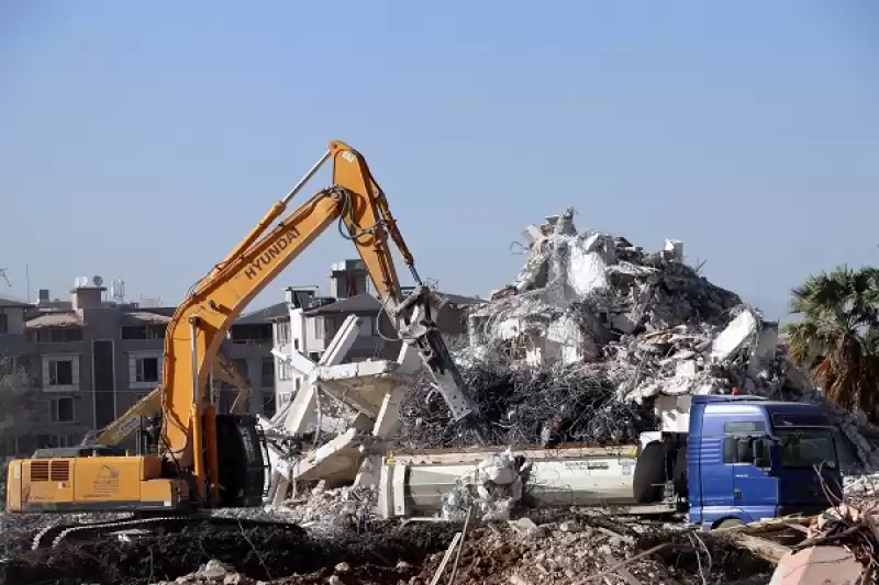 Hatay'da Depremlerin Ağır Hasara Neden Olduğu Binaların Yıkımı Devam Ediyor