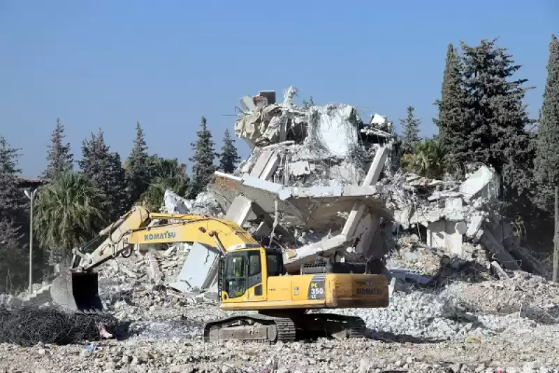 Hatay'da Depremlerin Ağır Hasara Neden Olduğu Binaların Yıkımı Devam Ediyor