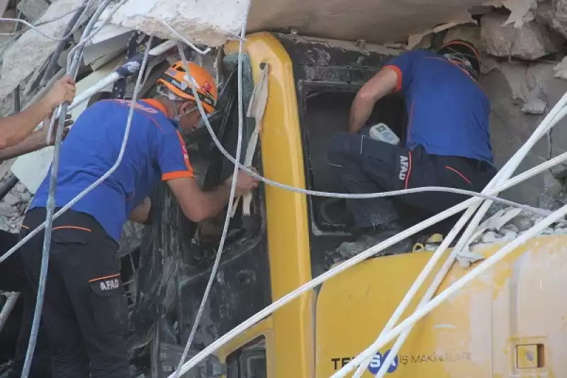 Hatay'da Yıkım Sırasında çöken Binanın Altında Kalan Iş Makinesi Operatörü Kurtarıldı