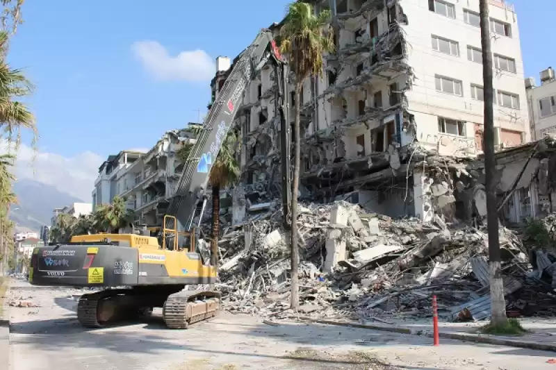 Hatay'da Ağır Hasarlı 10 Katlı Bina Kontrollü şekilde Yıkıldı