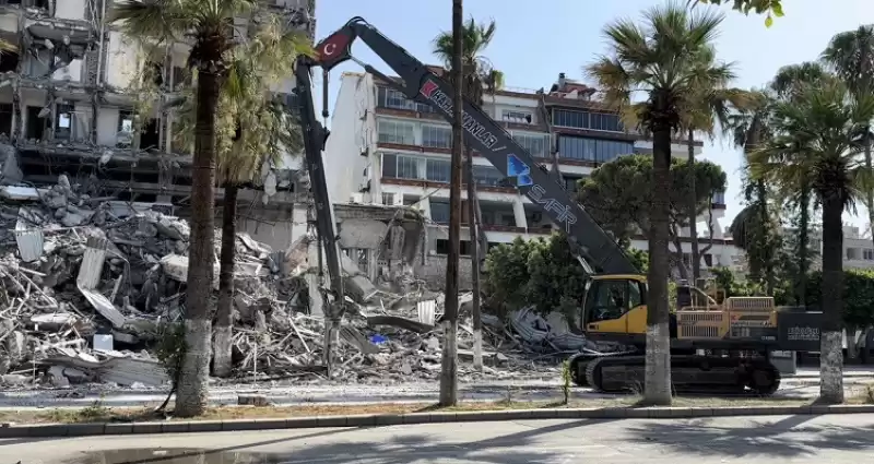 Hatay'da Ağır Hasarlı 10 Katlı Bina Kontrollü şekilde Yıkıldı