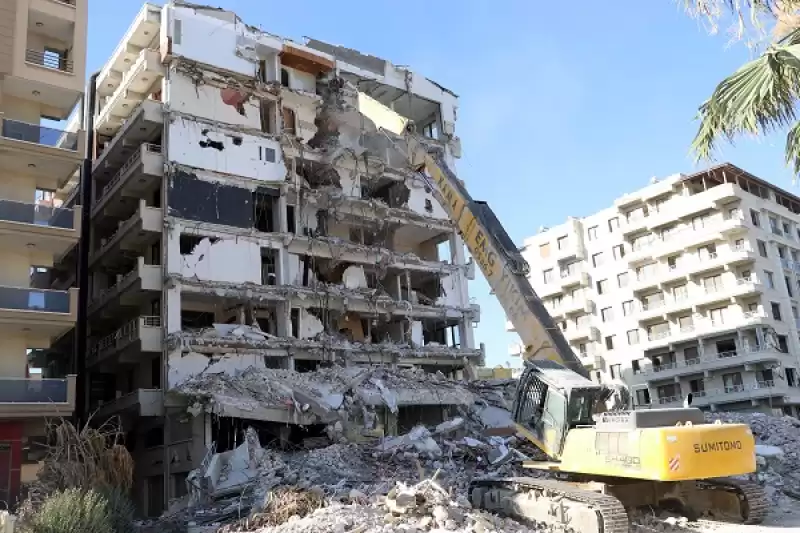 Hatay'da Ağır Hasarlı Binaların Yıkımı Devam Ediyor